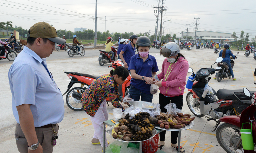 Cán bộ đến yêu cầu người bán lấn chiếm vào vị trí lô đã phân định sẵn.