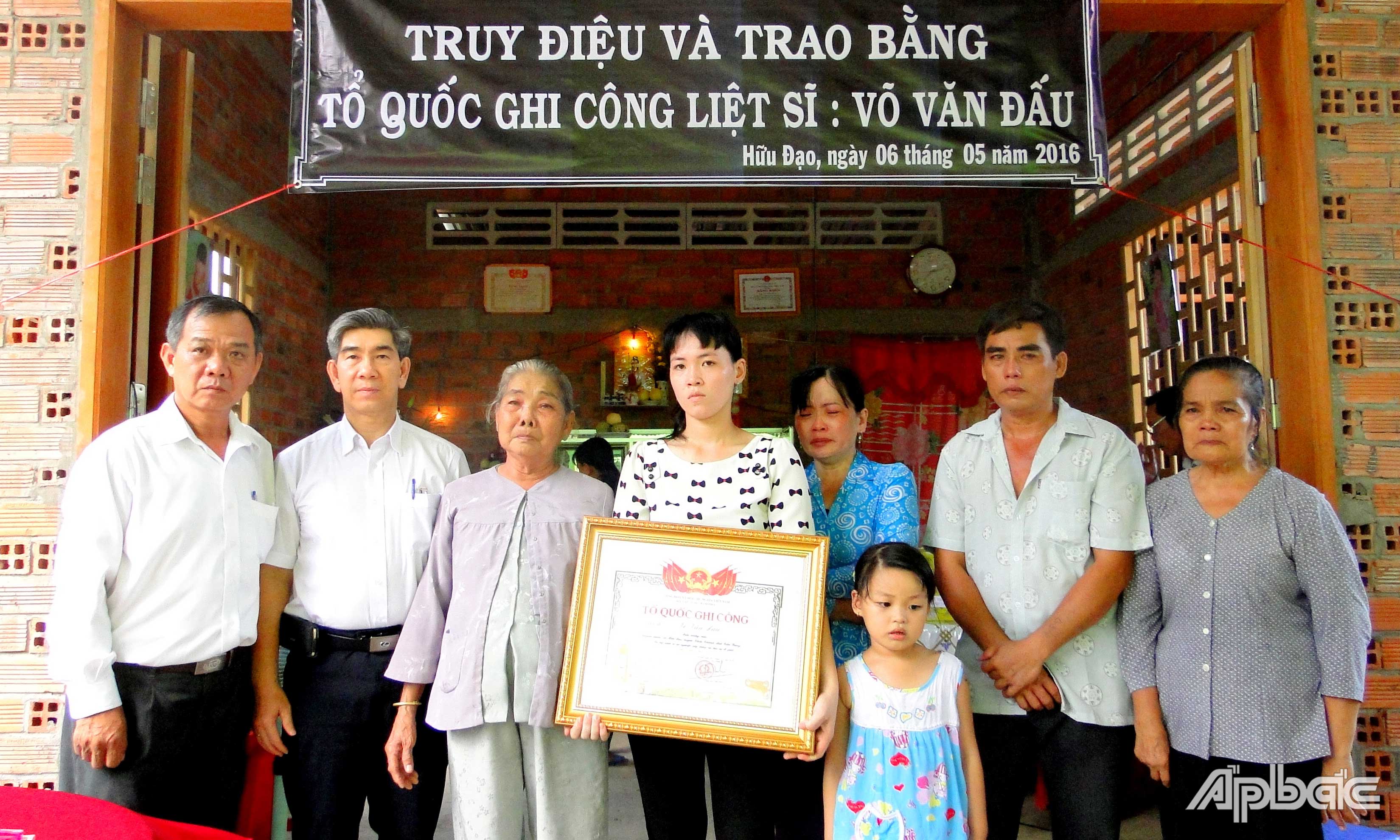Lễ truy điệu và trao Bằng Tổ quốc ghi công cho gia đình Liệt sĩ Võ Văn Đấu.     Ảnh: THANH HOÀNG. 