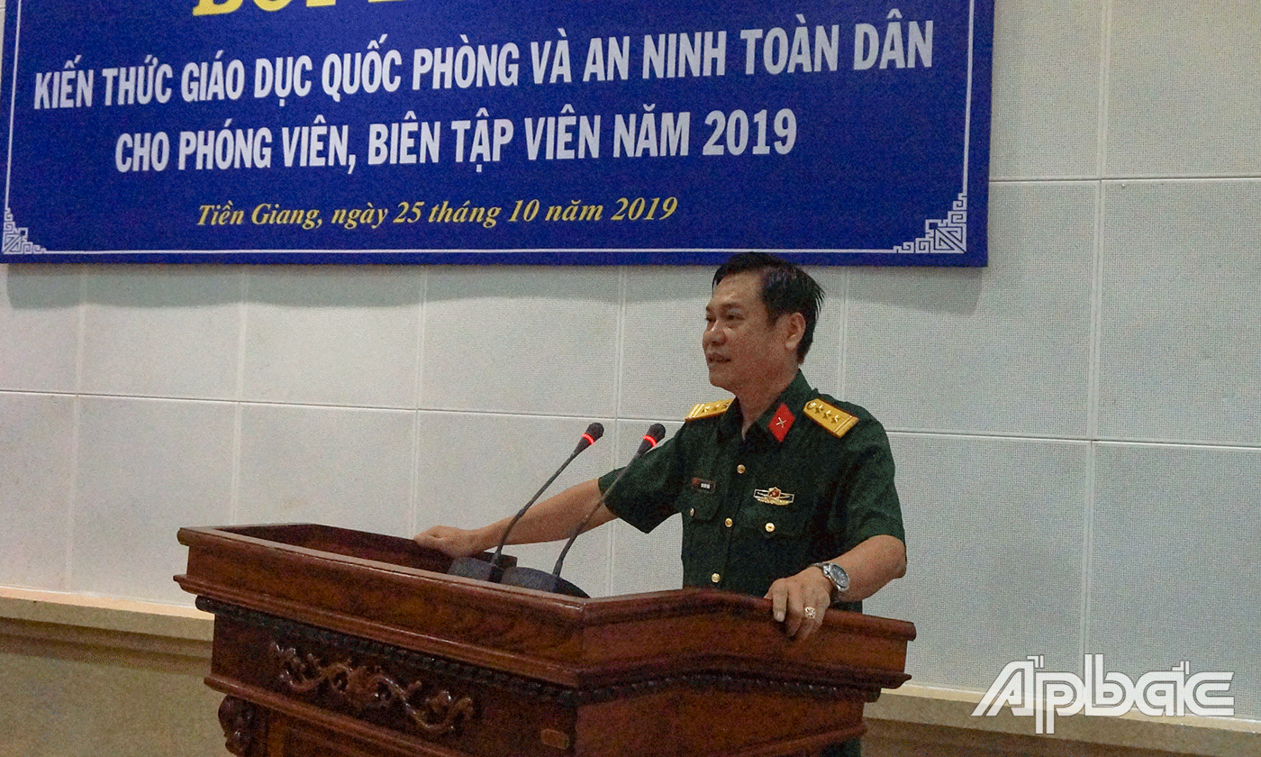 Thượng tá Cao Văn Thảo báo cáo nội dung buổi tập huấn.