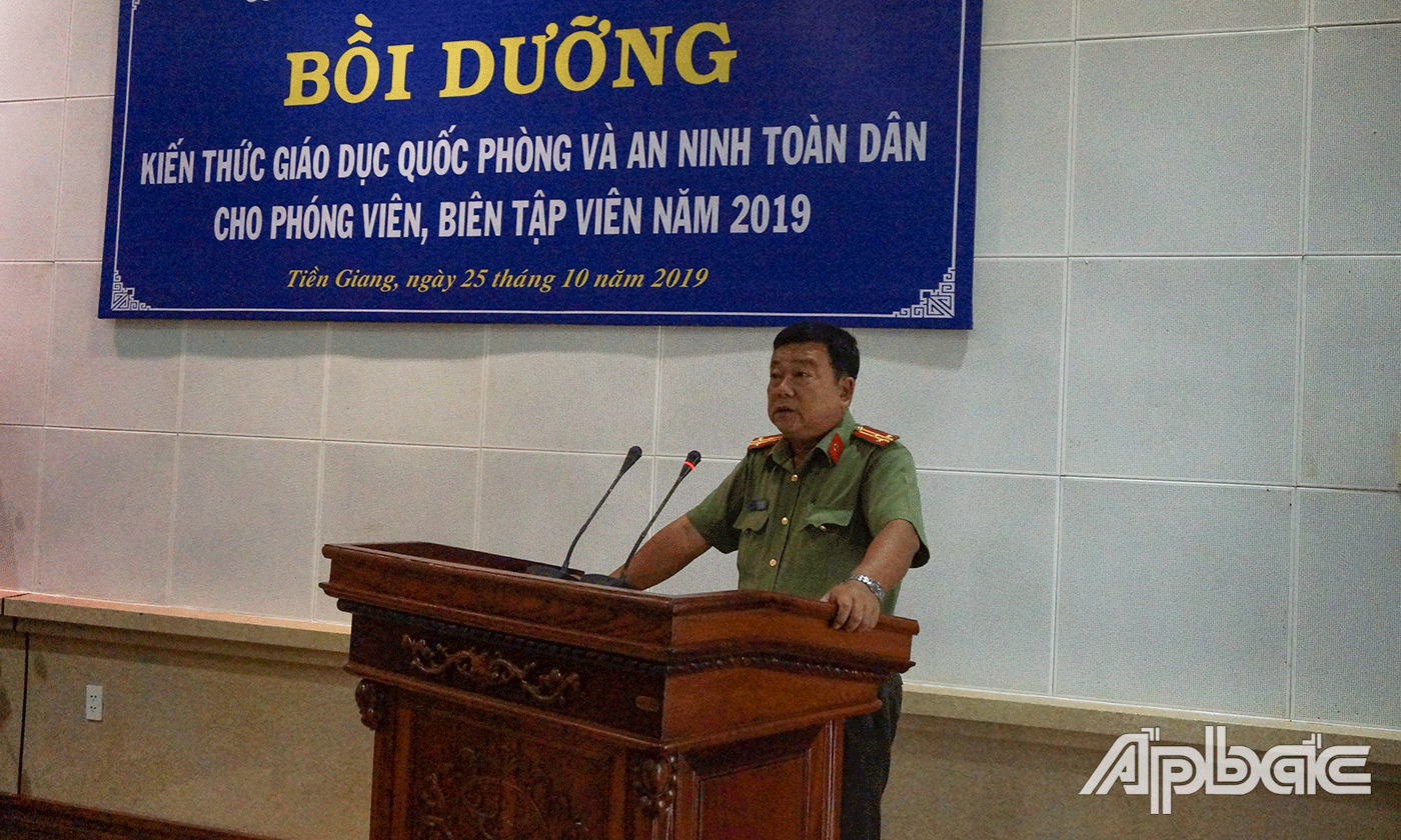 Thượng tá Hồ Minh Quang trình bày nội dung buổi báo cáo.