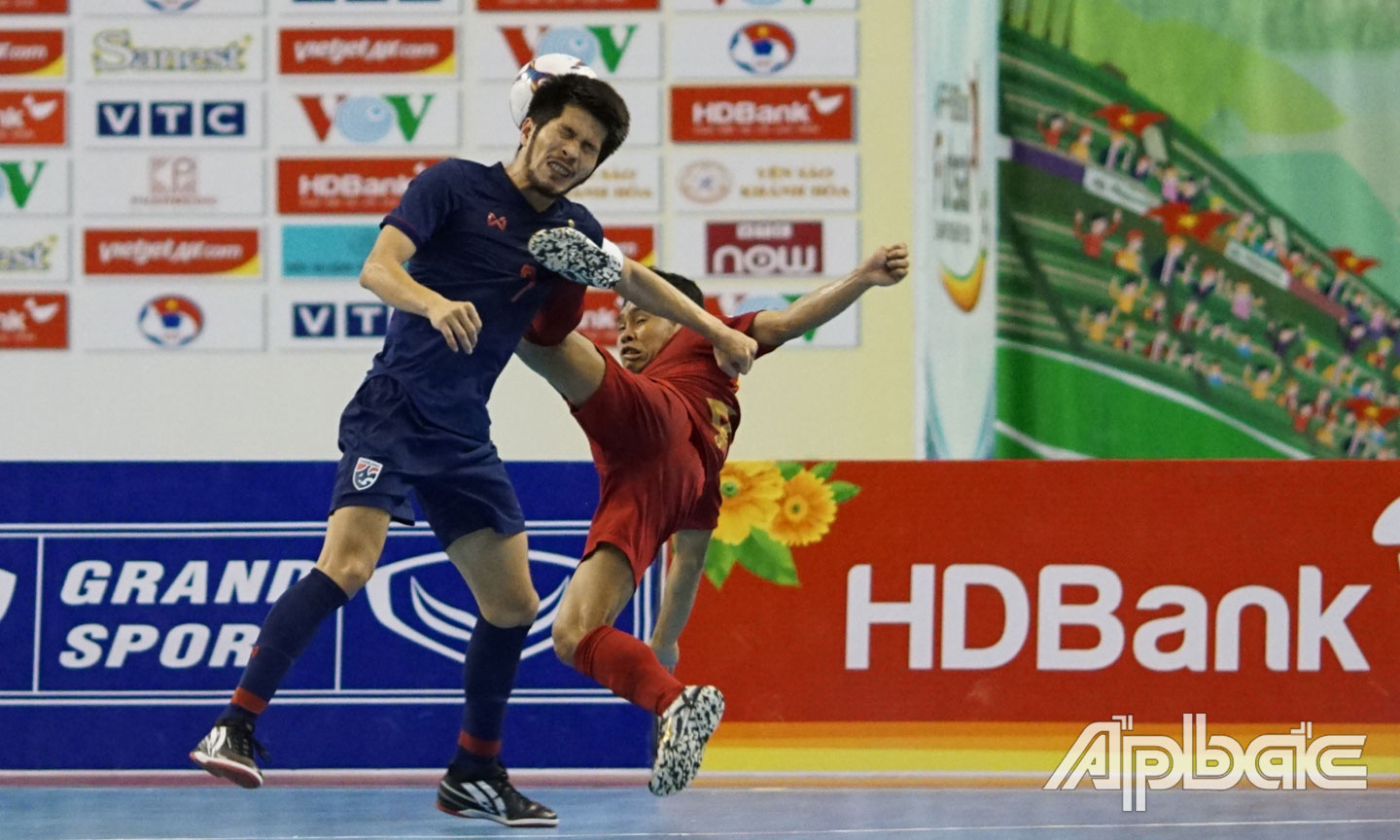 Đội tuyển Thái Lan (áo xanh) chứng tỏ bản lĩnh nhà vô địch.