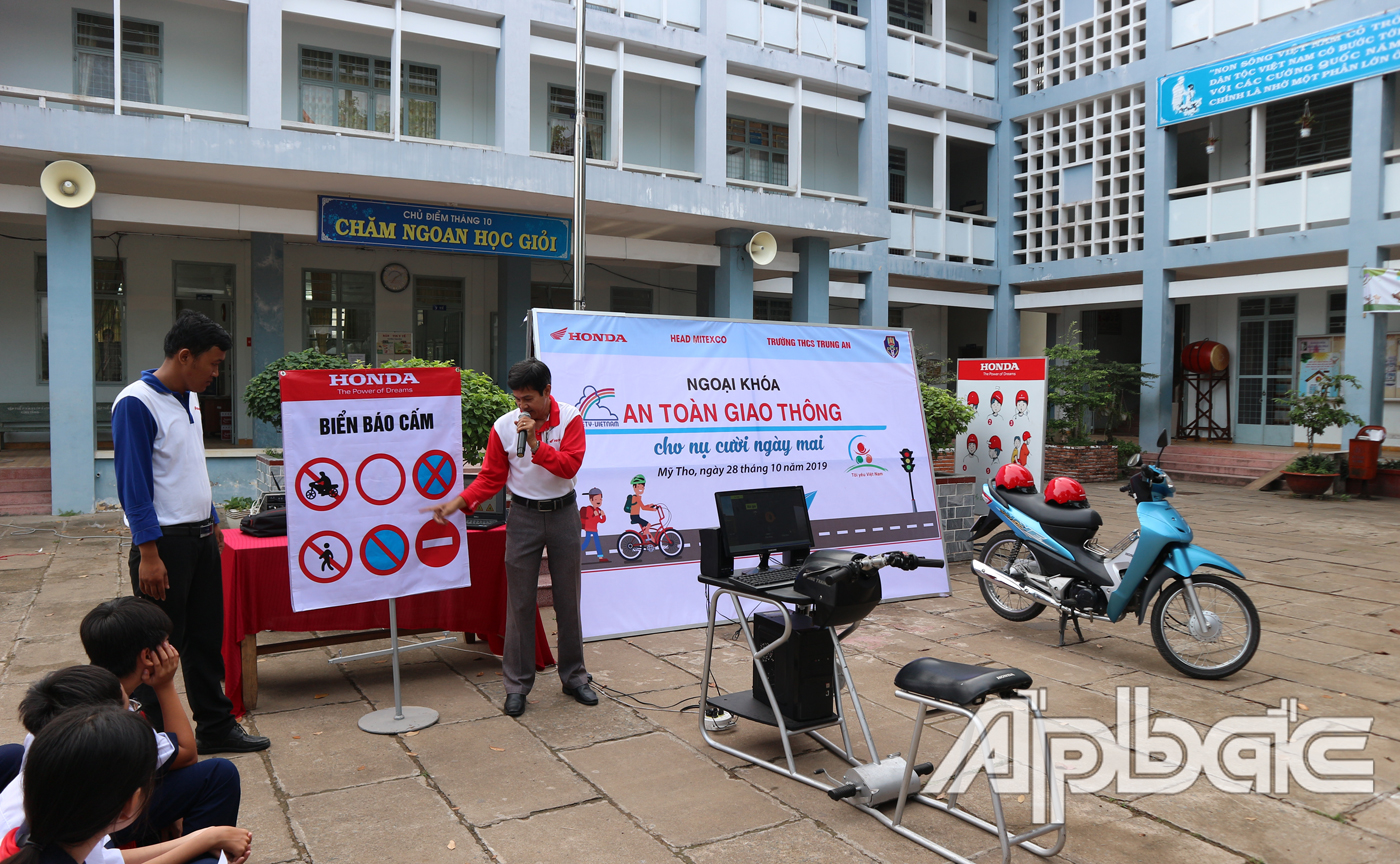 Hướng dẫn viên tập huấn 