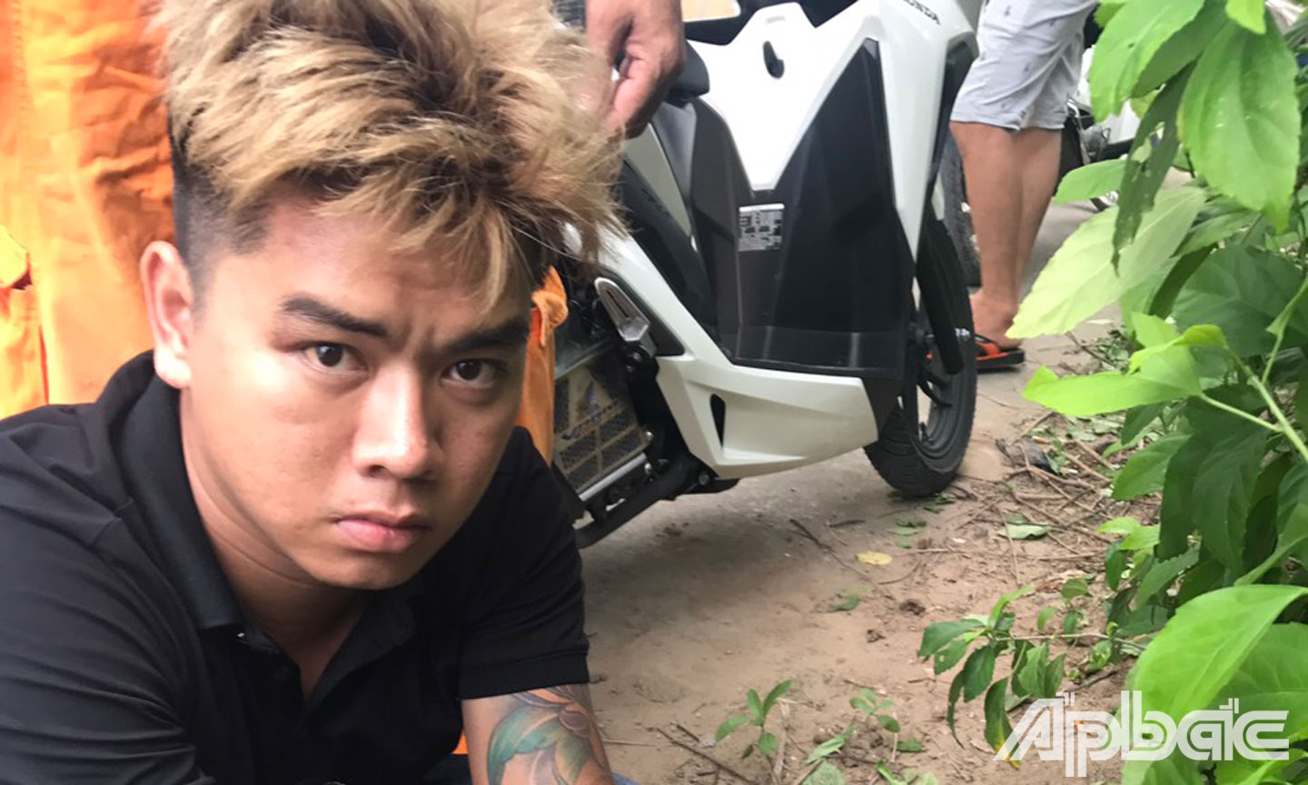 Đối tượng Đạt bị cảnh sát bắt giữ khi đang trên đường đi giao ma túy cho con nghiện.