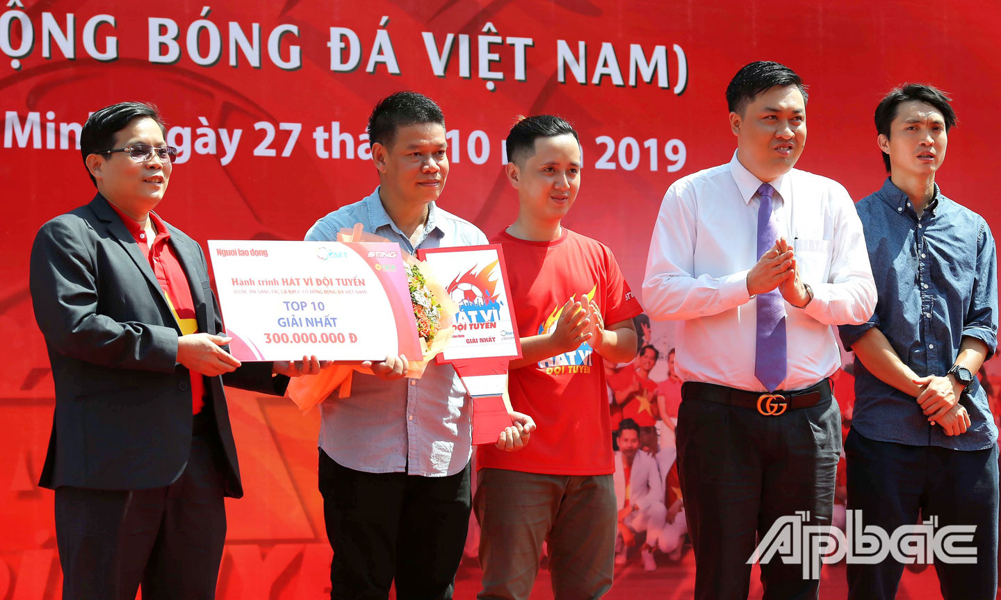  trao giải quán quân cho nhạc sĩ Võ Thiện Than
