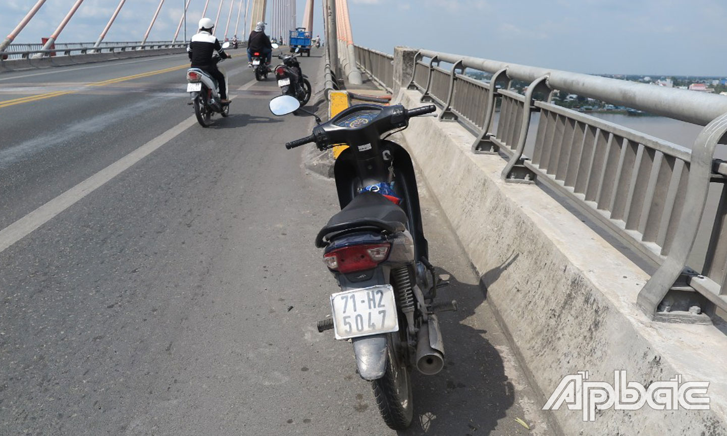Chiếc xe máy được các cơ quan chức năng tạm giữ.