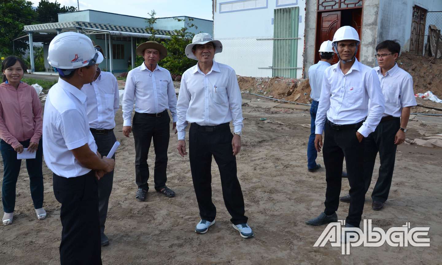 Đồng chí Lê Văn Hưởng kiểm tra Dự án tại tuyến đường nhánh Mỹ Hội.