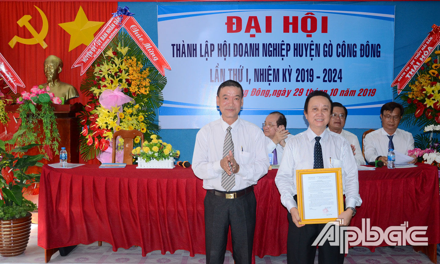 Lãnh đạo UBND huyện Gò Công Đông trao quyết định thành lập Hội DN huyện Gò Công Đông.
