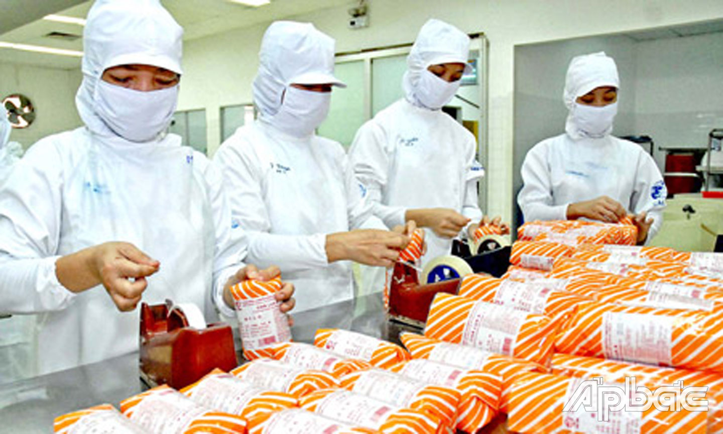 Thực tập sinh ngành Chế biến thực phẩm của Việt Nam làm việc ở siêu thị tại Nhật Bản.