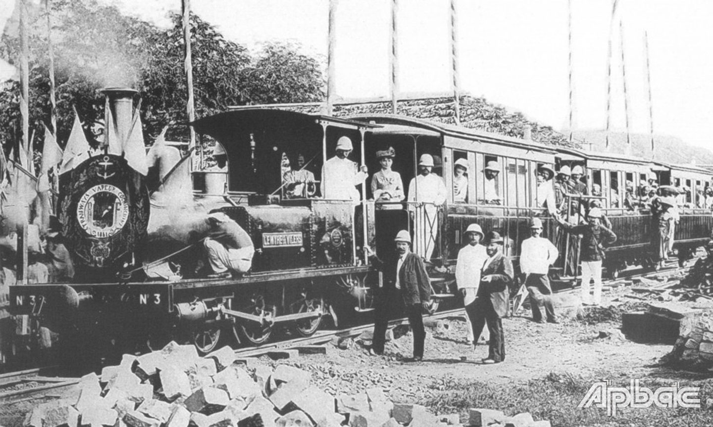  Ngày 20-7-1885, chuyến tàu đầu tiên xuất phát từ ga Sài Gòn, vượt sông Vàm Cỏ Đông đến ga  cuối cùng tại Mỹ Tho với hành khách là các công dân Pháp. 