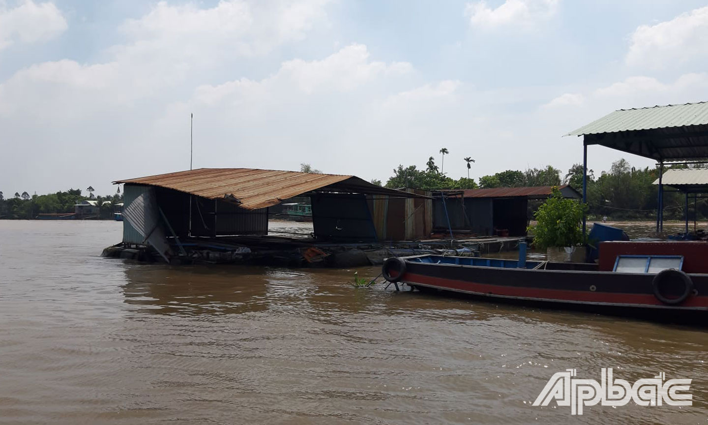 Bè cá bị sà lan đâm chìm.