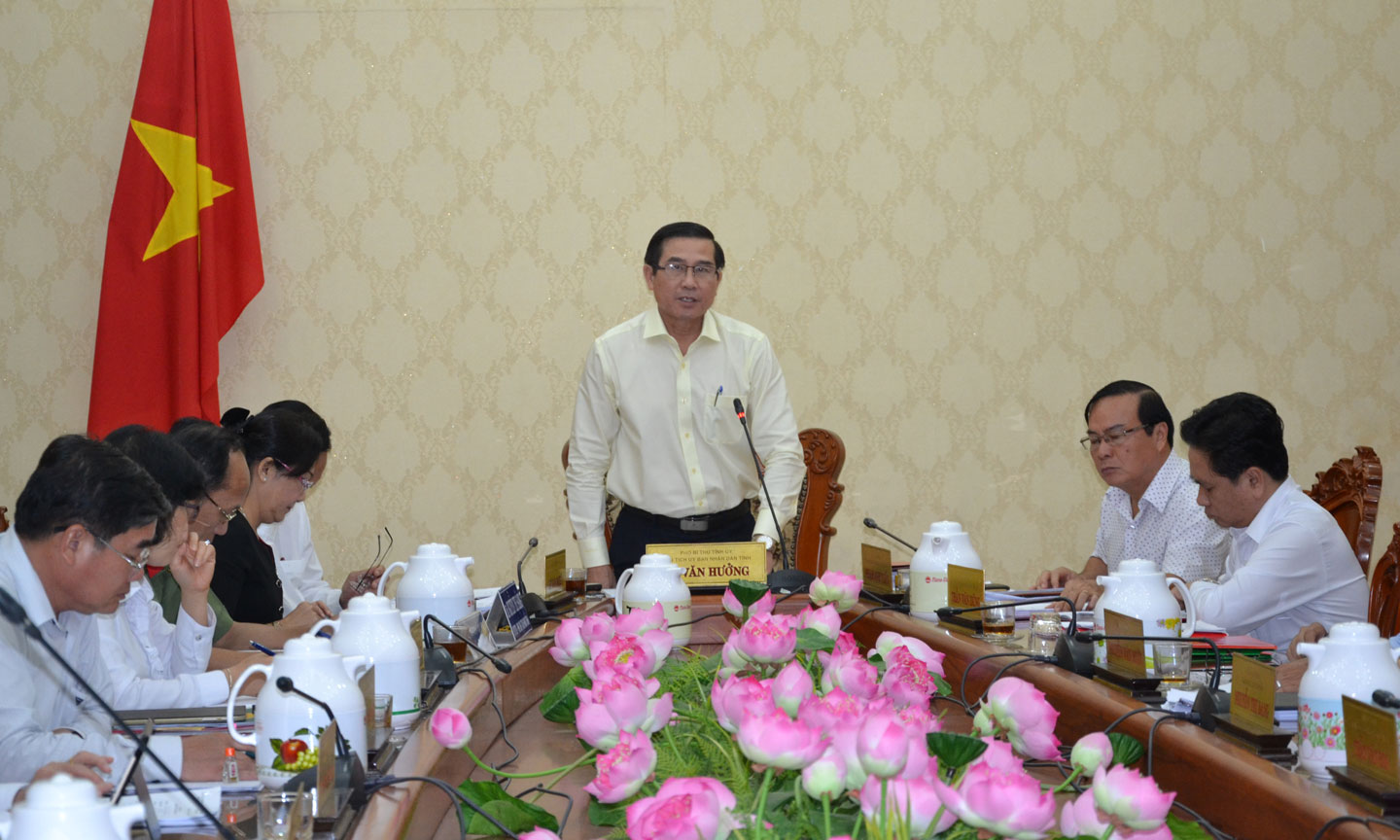 Chủ tịch UBND tỉnh Lê Văn Hưởng phát biểu tại phiên họp.