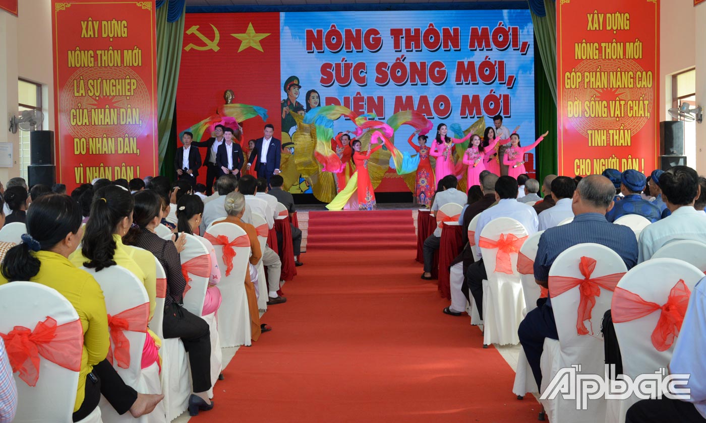 Văn nghệ chào mừng xã Hòa Tịnh đạt chuẩn NTM.