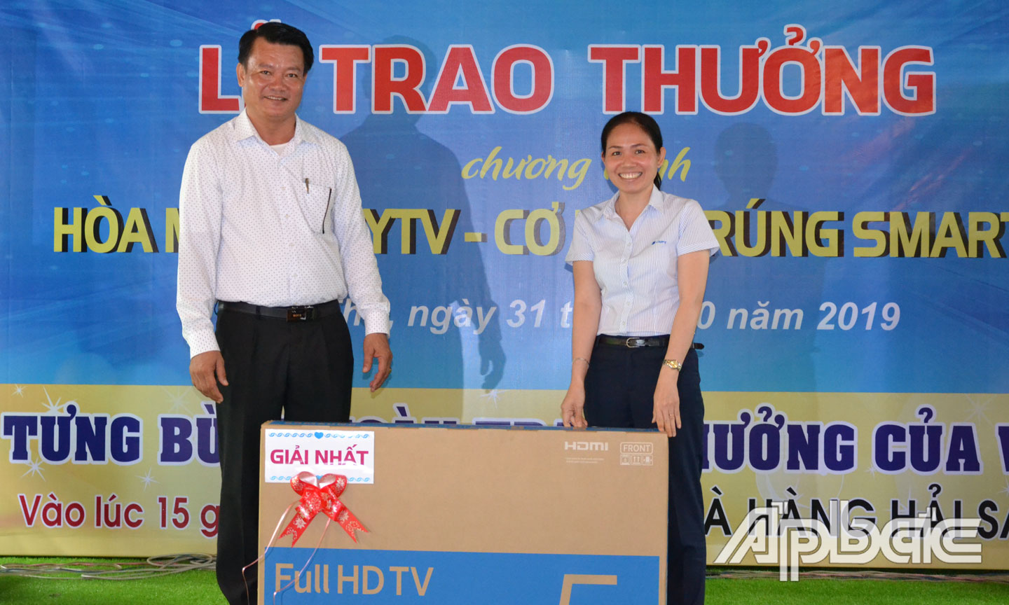 Ban Tổ chức trao giải Nhất cho khách hàng trúng thưởng.