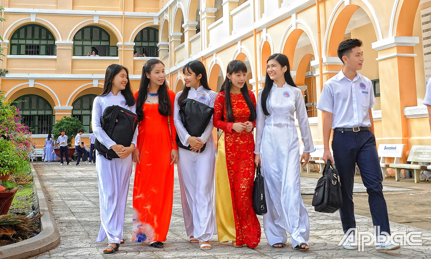 Trường lớp được xây dựng khang trang, không còn trường tạm  và trên 50% trường đạt chuẩn quốc gia.