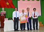Đồng chí Nguyễn Văn Danh trao Huy hiệu Đảng đợt 7-11