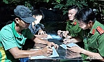 Bắt cát tặc hút cát lậu trên sông Tiền