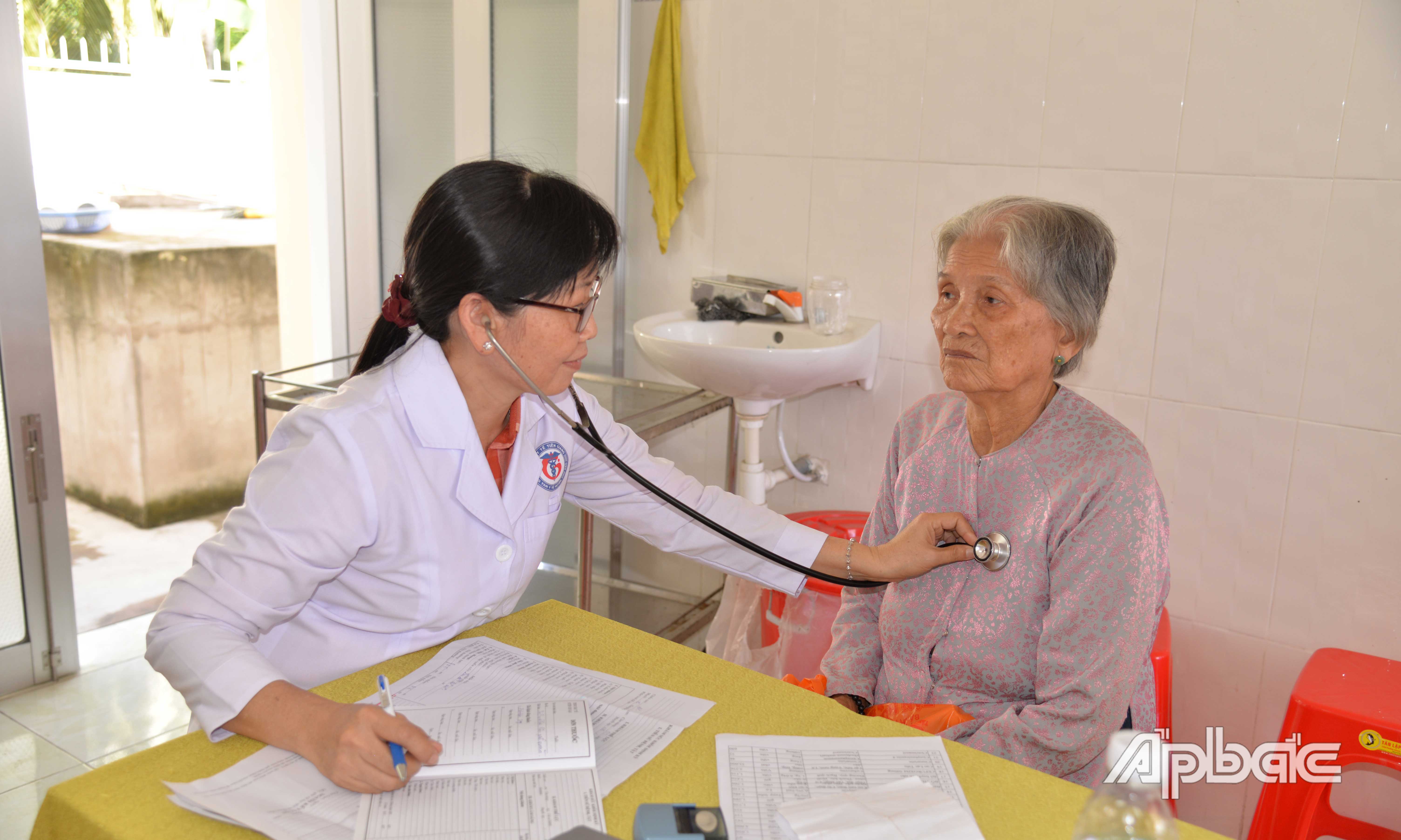Người cao tuổi cần theo dõi sức khỏe thường xuyên để kiểm soát bệnh ĐTĐ.