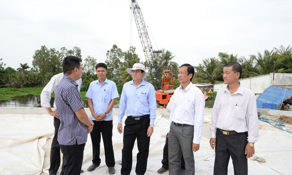 Lãnh đạo tỉnh, huyện và đơn vị thi công kiểm tra công trình cống Vàm Kênh.