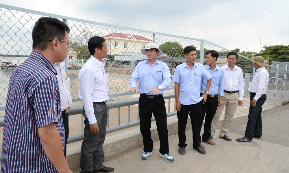 Kiểm tra công trình cống Rạch Gốc.