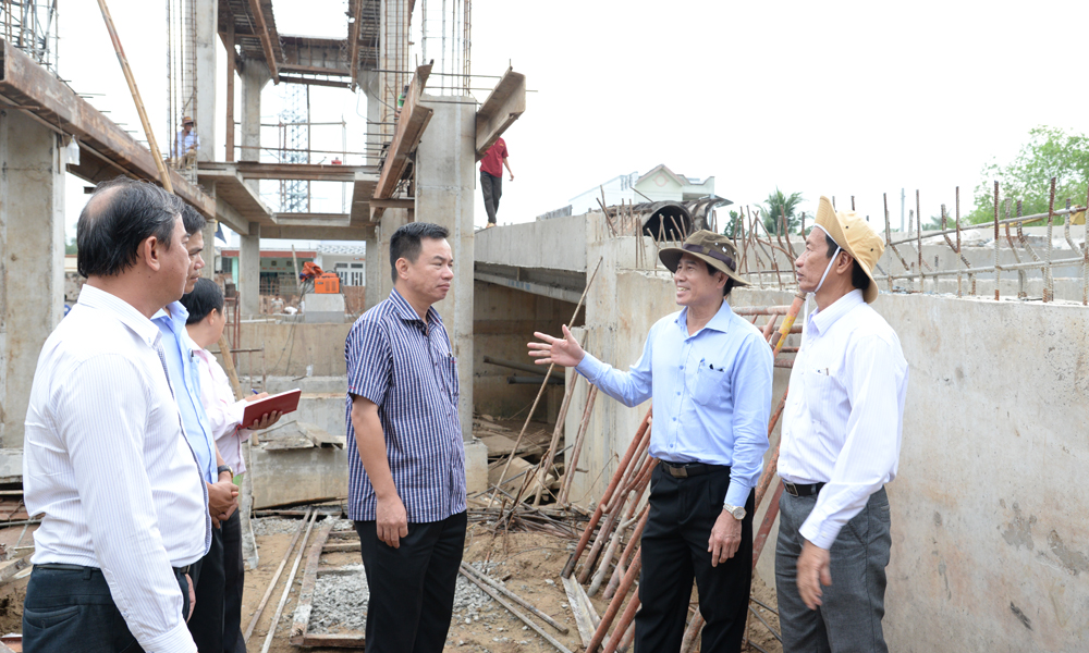 Kiểm tra cống Xoài Hột.