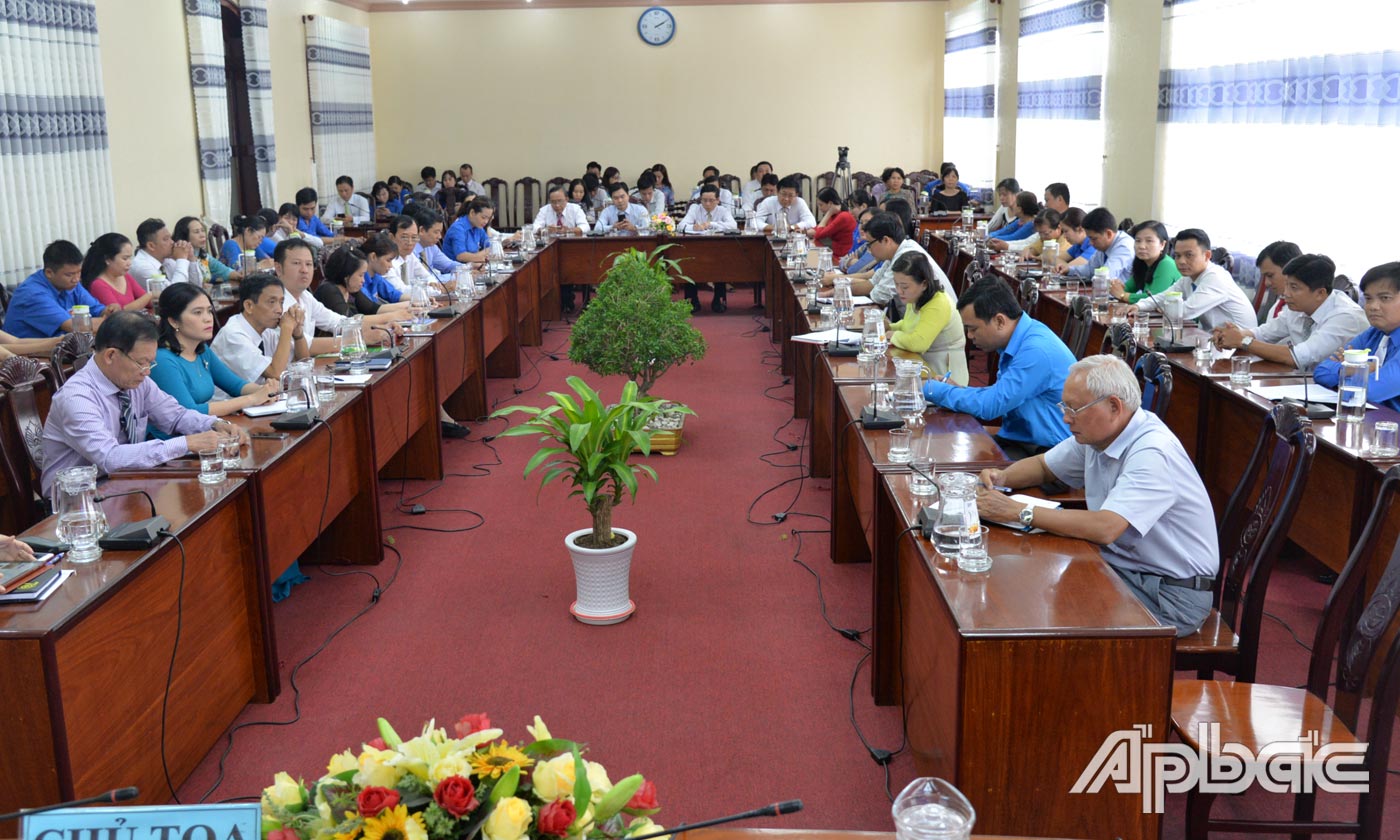 Đông đảo cán bộ, đảng viên Đảng bộ Văn phòng tham dự tọa đàm.