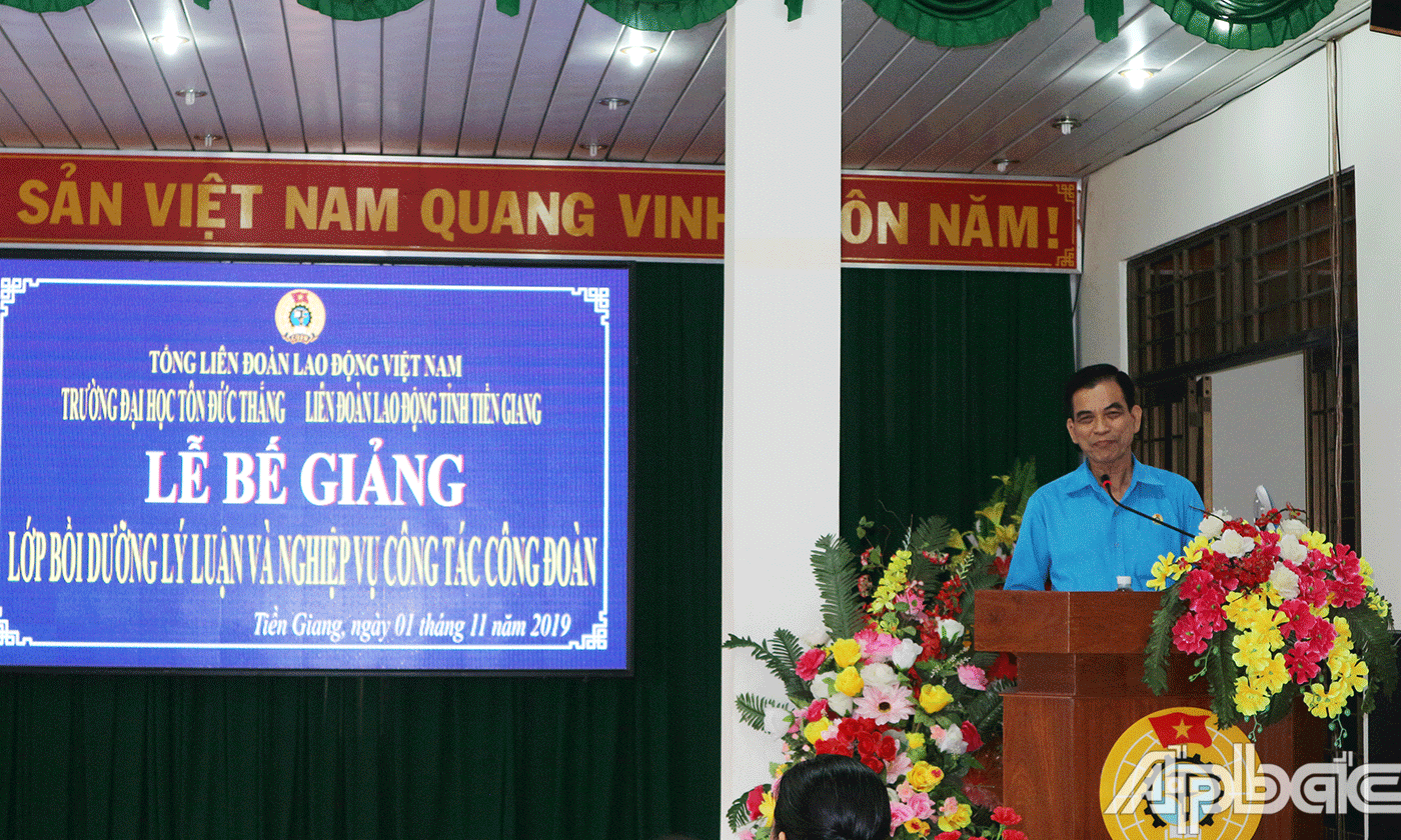 Đồng chí Trương Văn Hiền Chủ tịch LĐLĐ tỉnh Tiền Giang phát biểu tại lễ bế giảng 
