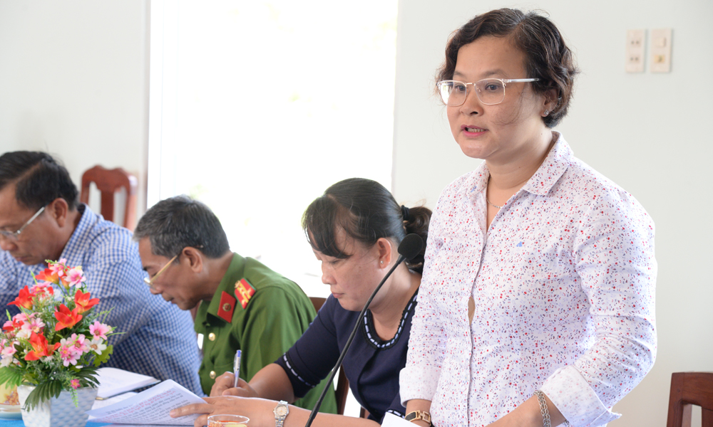 Bí thư Đảng ủy xã Bình Nghị báo cáo.