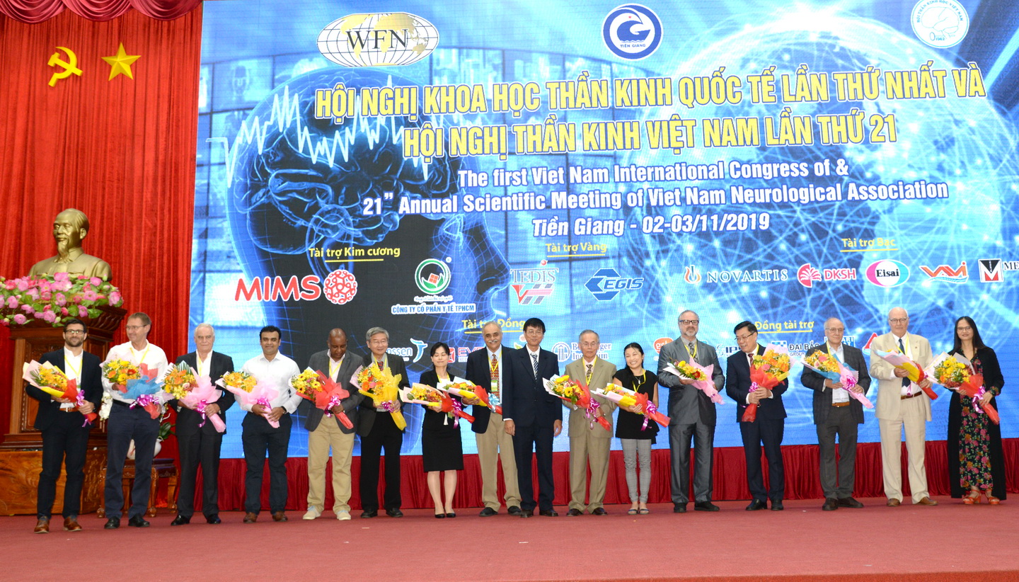 BS CKII Nguyễn Văn Thành, Chủ tịch Hội Thần kinh học Tiền Giang tặng hoa các báo cáo viên nước ngoài