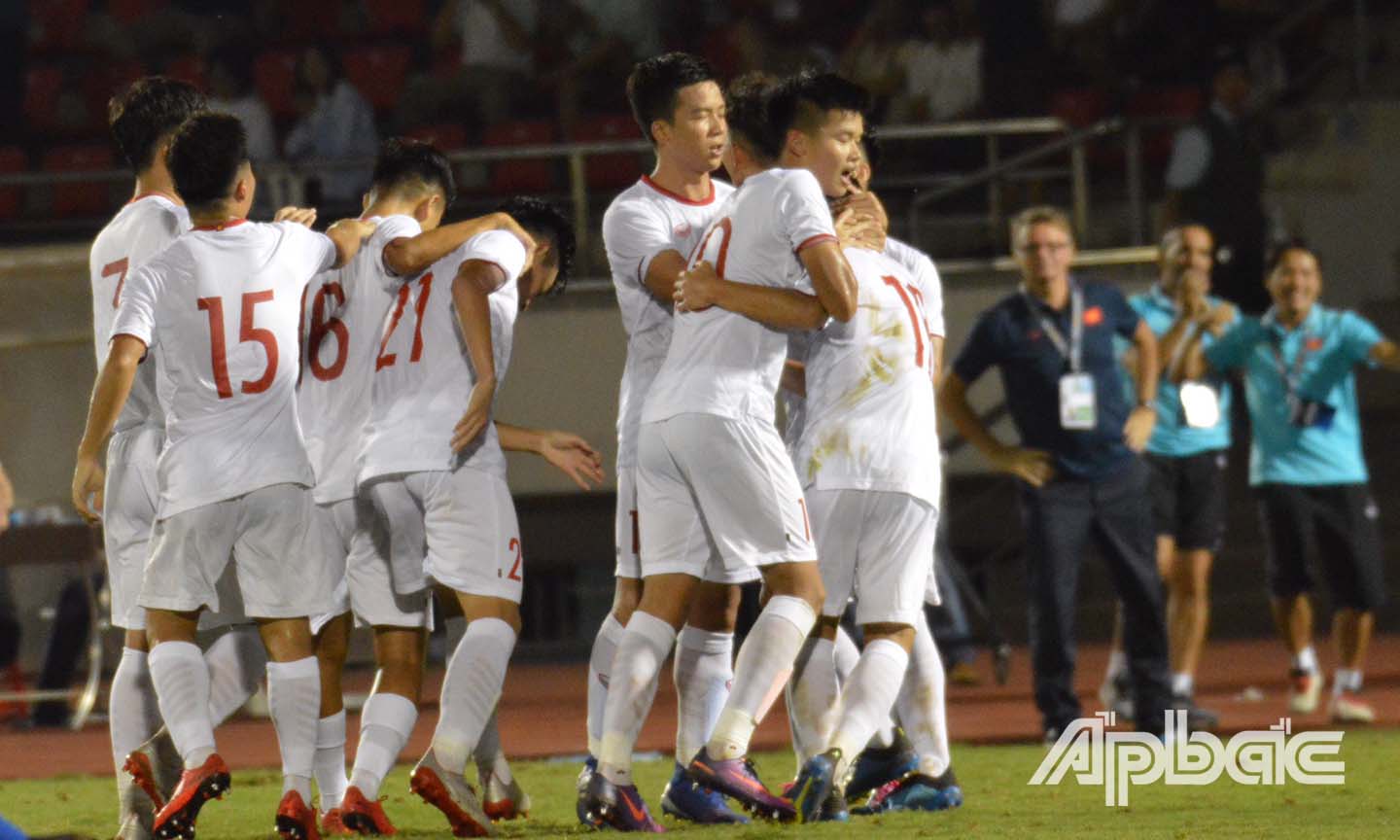 Các cầu thủ U19 Việt Nam ăn mừng bàn thắng mở tỷ số.