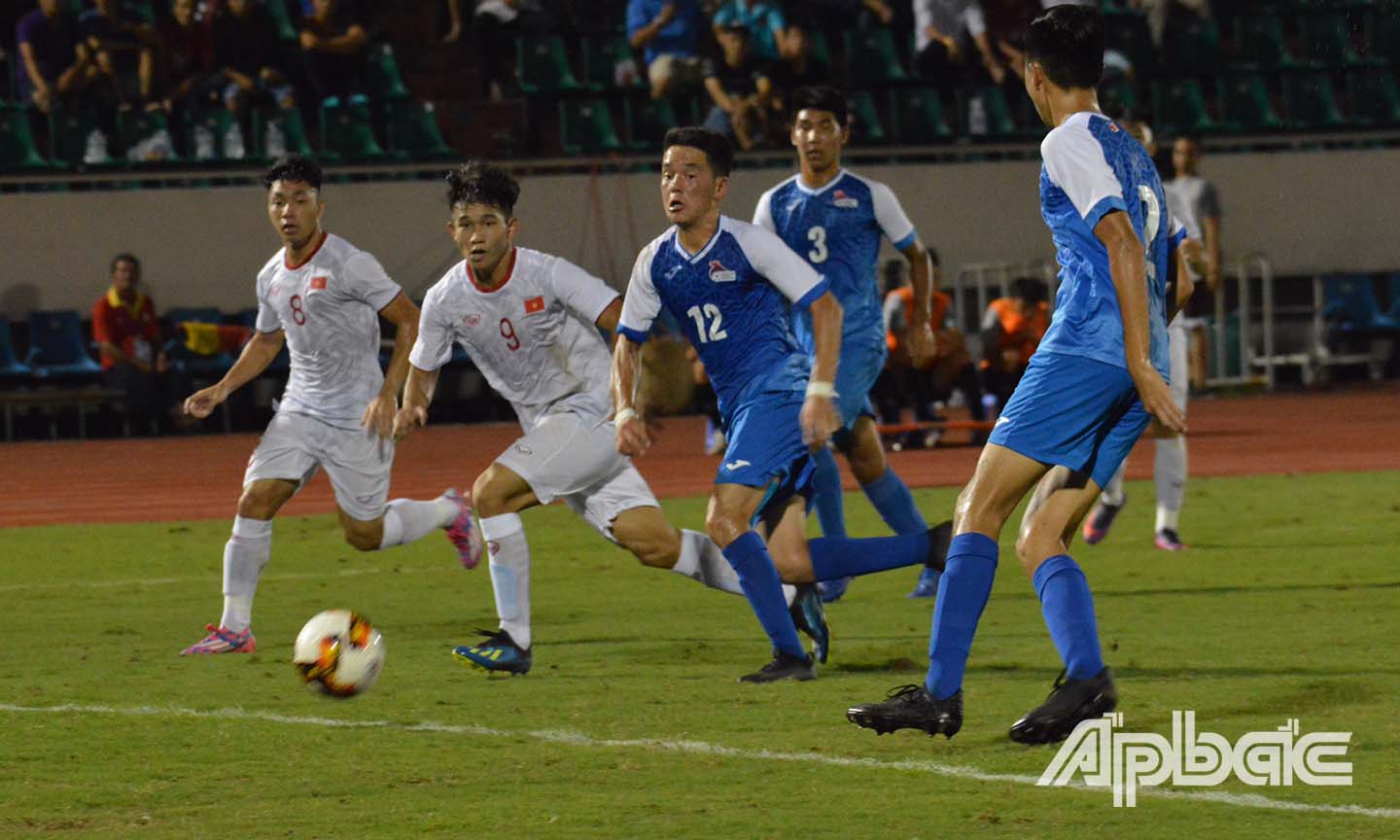 U19 Việt Nam dù giành chiến thắng nhưng thi đấu thiếu sự kết dính trong các bài phối hợp tấn công...