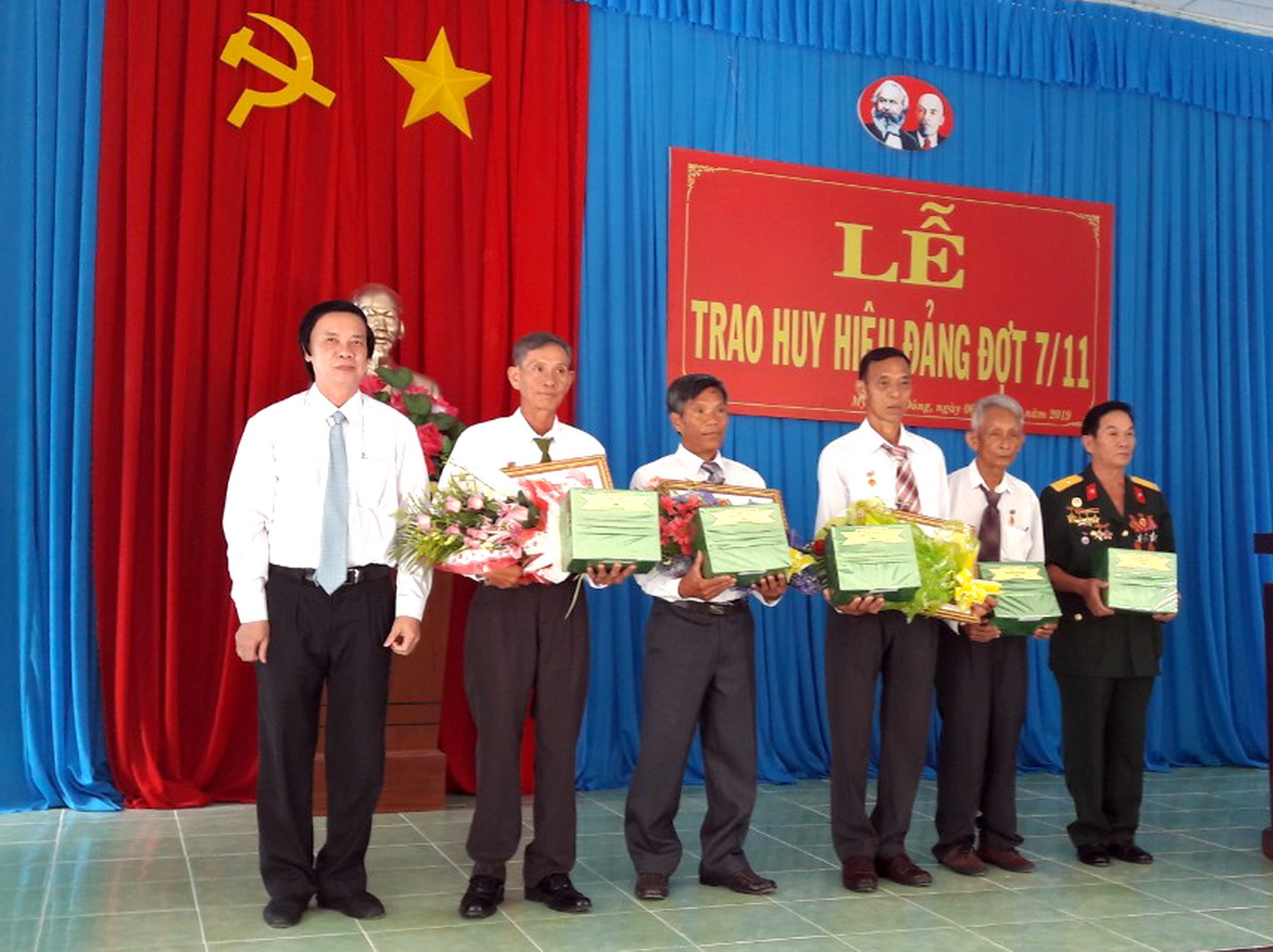Bí thư Tỉnh ủy trao quà cho đảng viên cao niên