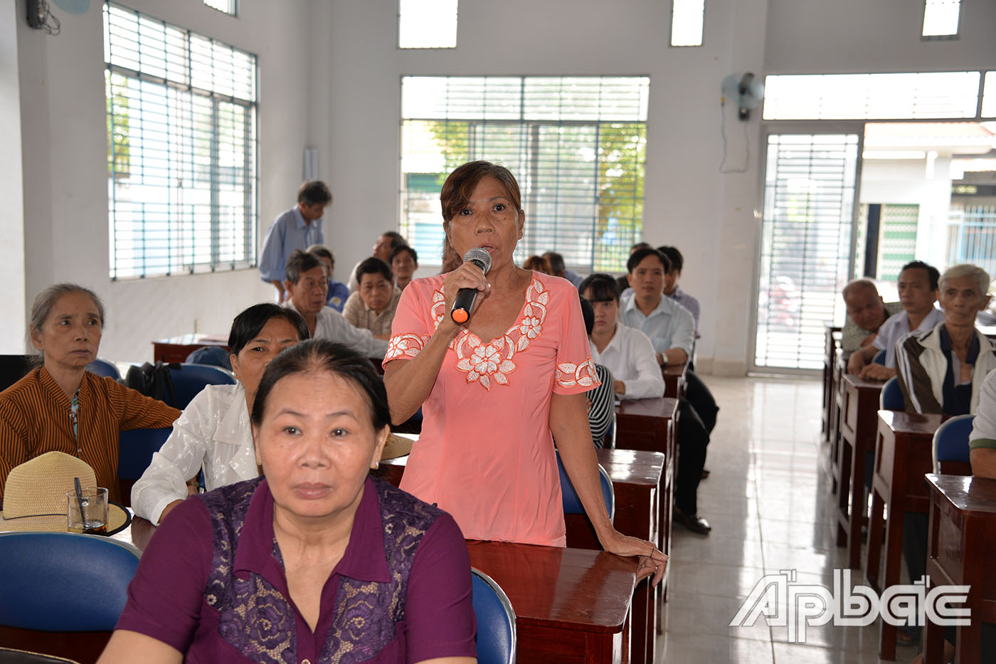 Cử tri xã An Thái Đông phát biểu ý kiến tại buổi tiếp xúc