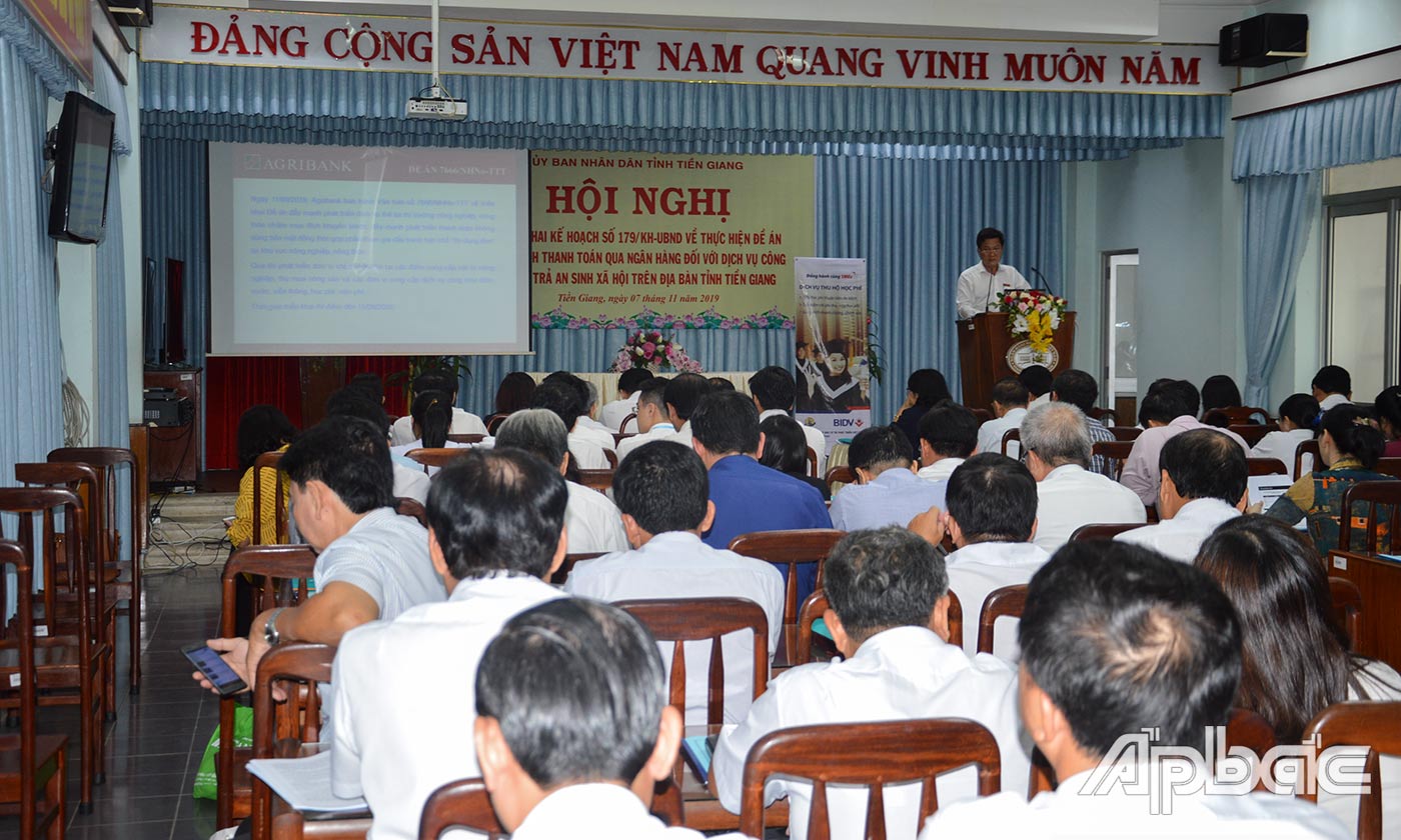 Các ngân hàng thương mại giới thiệu sản phẩm, dịch vụ thanh toán, các chính sách về phí dịch vụ...