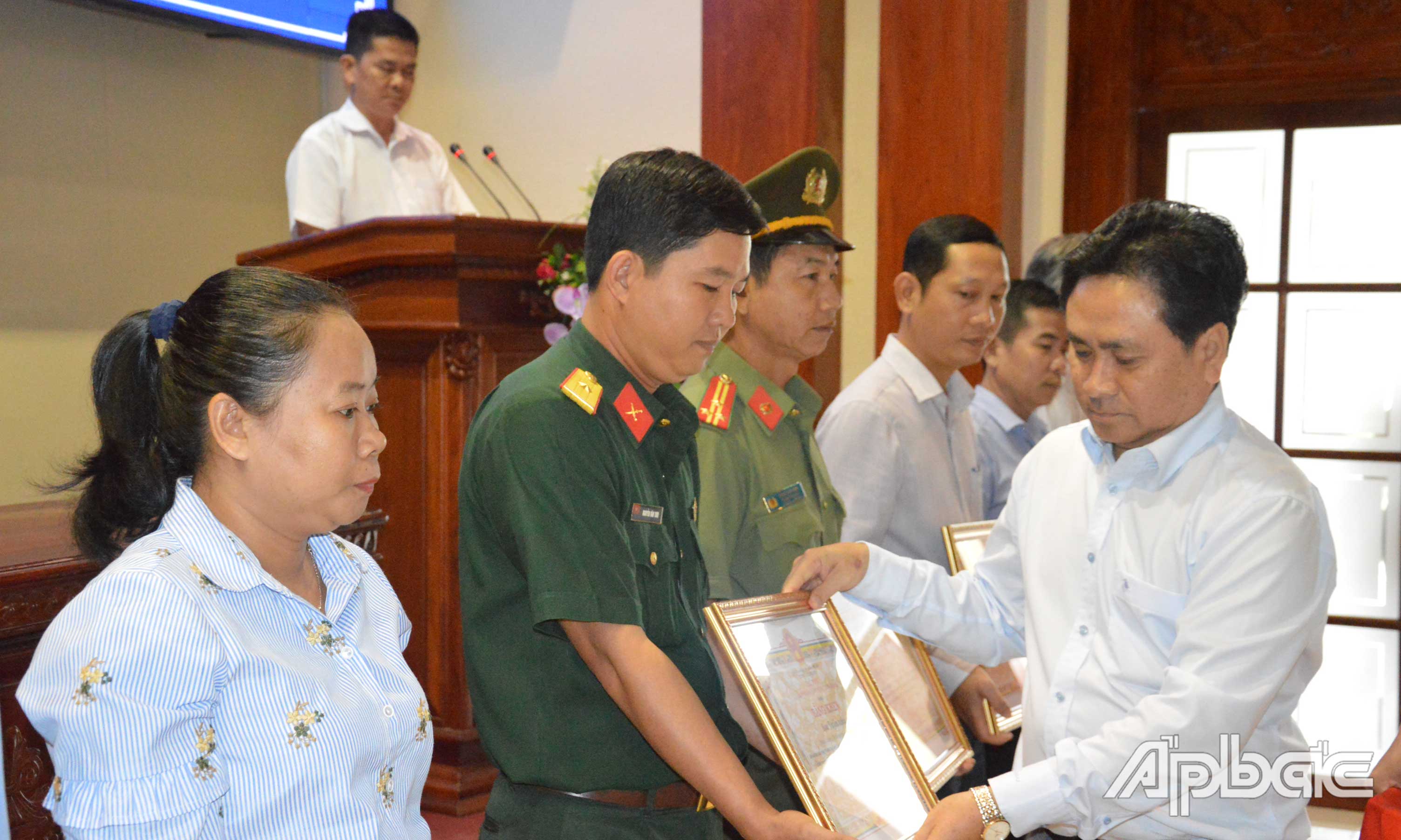 Đồng chí Trần Văn Dũng trao Bằng khen của UBND tỉnh cho các tập thể và cá nhân có thành tích  trong 15 năm thực hiện Chỉ thị 32.                                                                                                           Ảnh: Văn Thảo