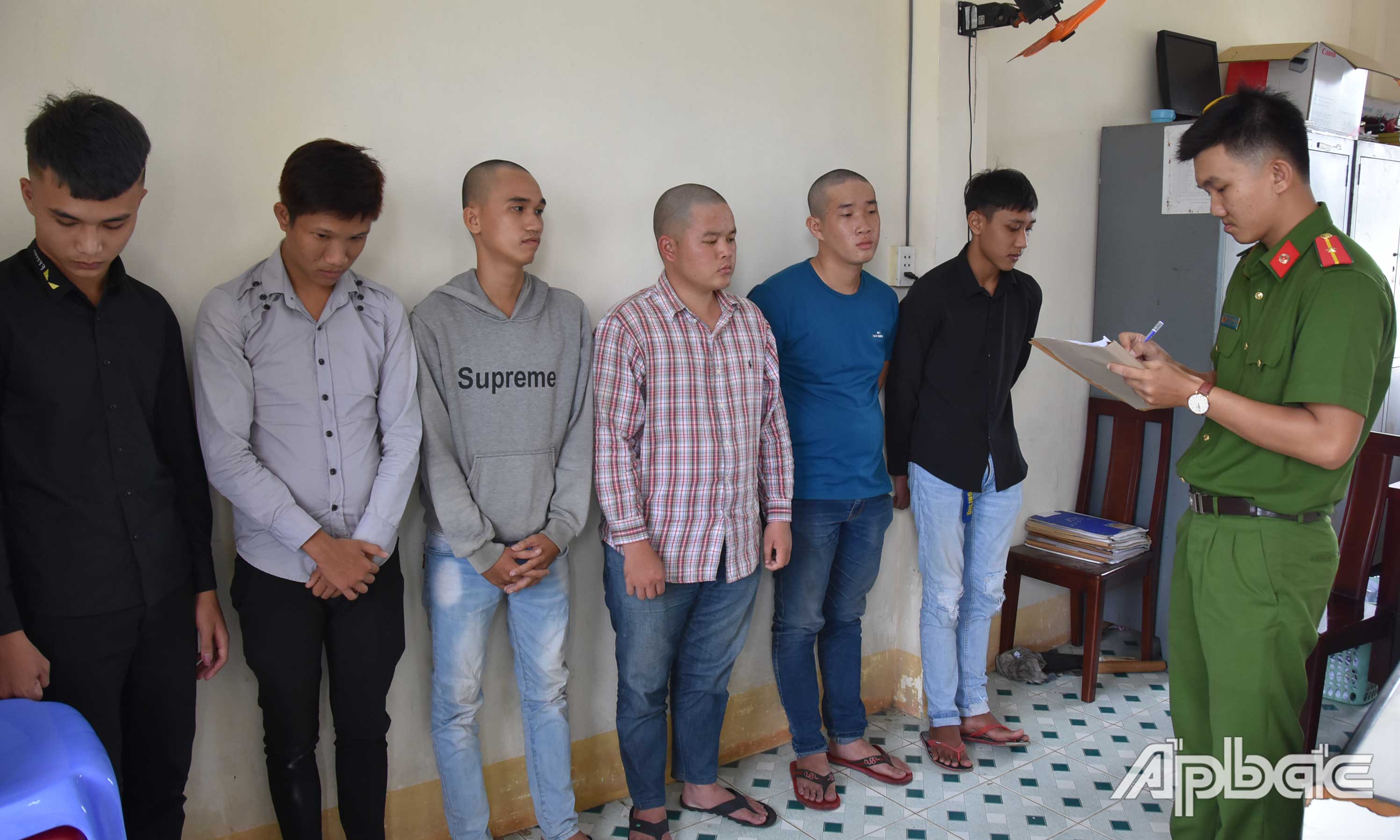 Các đối tượng Nhựt, An, Duy, Tuấn, Đạt và Phát trong vụ việc cố ý GTT ở huyện Chợ Gạo. 	Ảnh: LÊ HOÀI 
