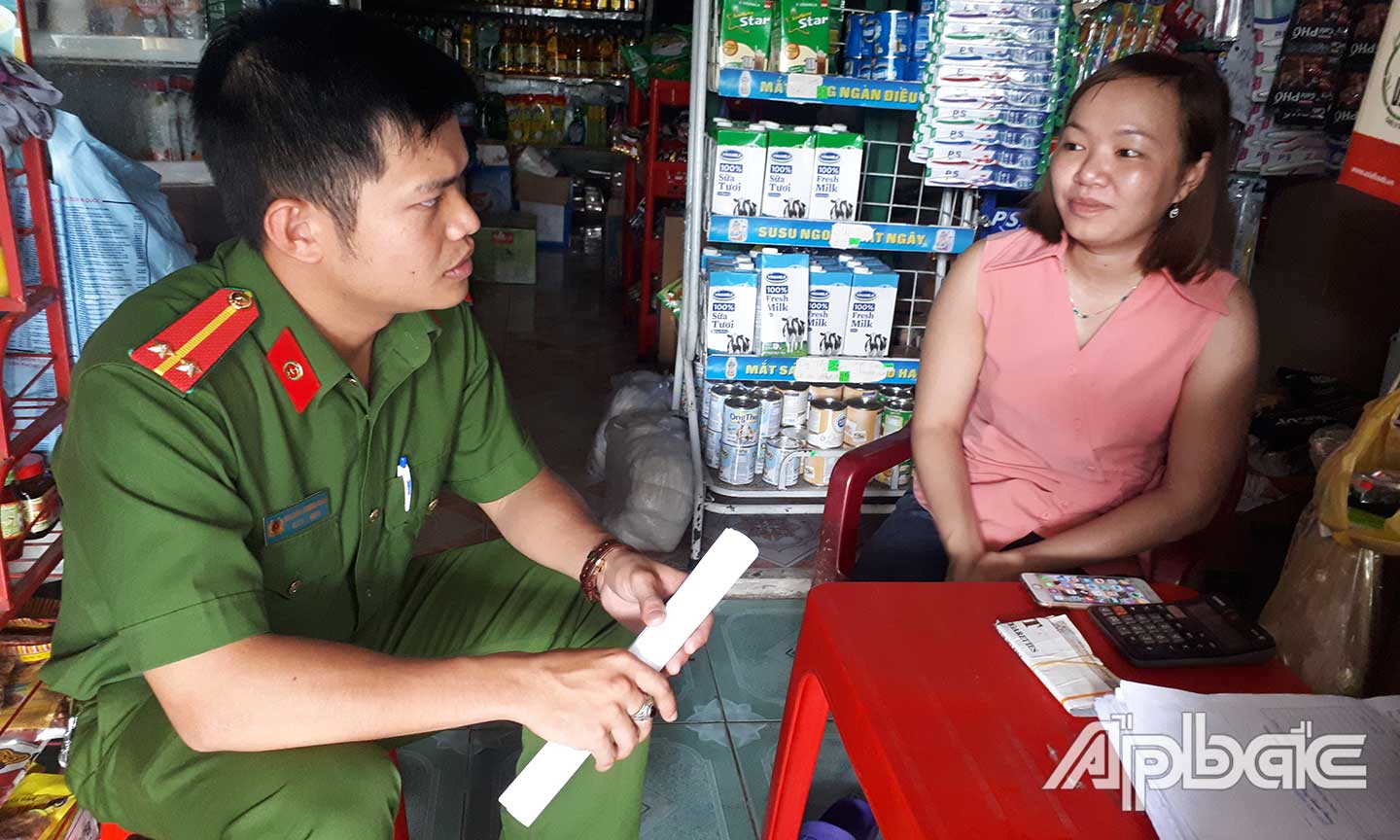 Công an TP. Mỹ Tho trao đổi với nạn nhân trong vụ trộm tài sản trên địa bàn xã Đạo Thạnh. 					  Ảnh: LÊ HOÀI 