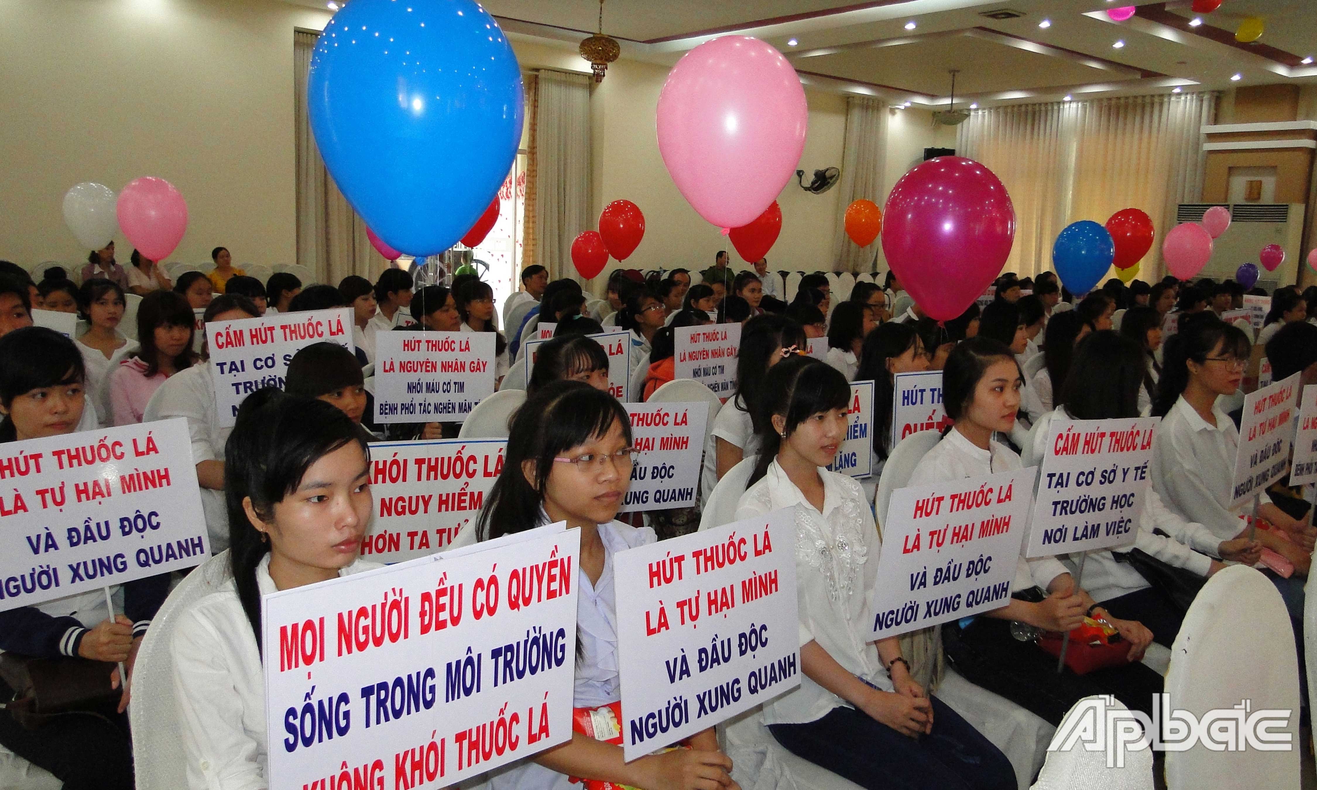 Đẩy mạnh các hoạt động truyền thông phòng, chống hút thuốc lá nhằm ngăn ngừa các tác hại của khói thuốc lá gây ra, trong đó có nguy cơ dẫn đến ung thư phổi.