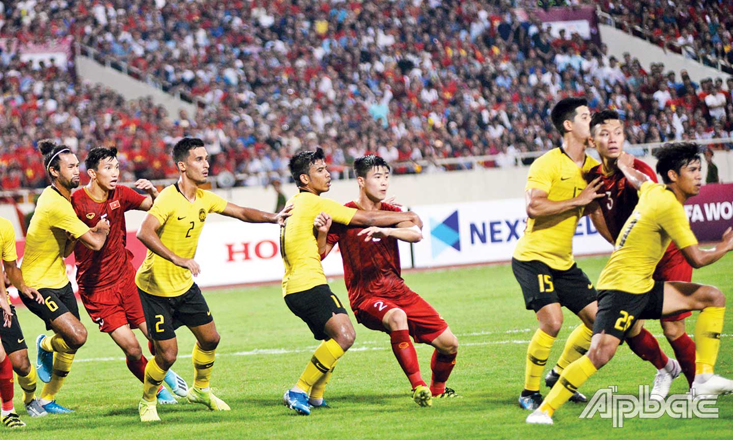 Ngọc Hải, Duy Mạnh, Văn Hậu luôn xuất hiện trong vòng cấm trong những tình huống cố định. Ảnh: T.L
