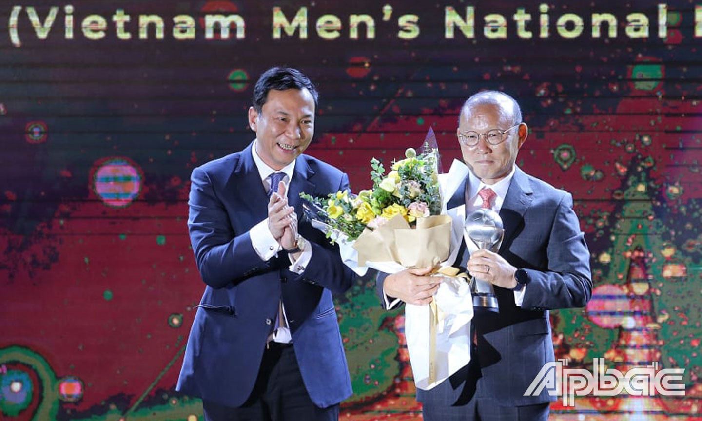 Ông Trần Quốc Tuấn - Ủy viên Thường vụ AFC, Chủ tịch Ủy ban thi đấu AFC, Ủy viên Hội đồng AFF, Phó chủ tịch Thường trực VFF trao giải thưởng HLV của năm cho HLV Park Hang-seo.