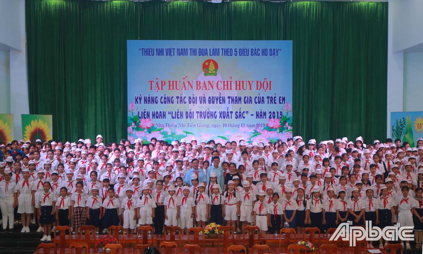 Ban Tổ chức chụp ảnh lưu niệm cùng với các Liên đội trưởng tham dự tập huấn.