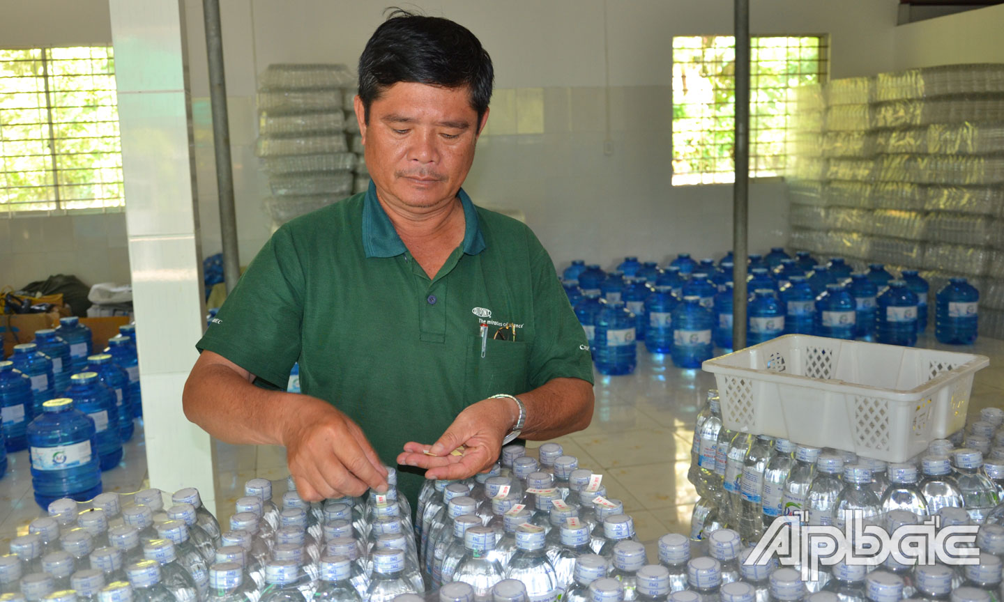 Ngoài việc sản xuất, kinh doanh, ông Dũng còn tích cực tham gia xây dựng NTM.