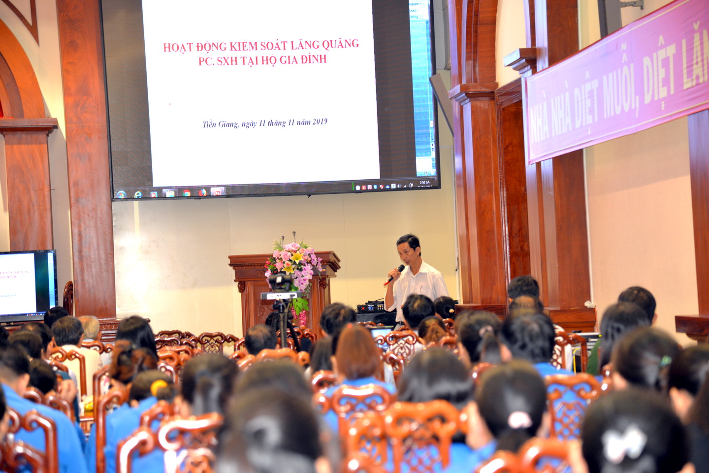 Bác sĩ Chuyên khoa II Lê Đăng Ngạn, Phó Giám đốc Trung tâm Kiểm soát bệnh tật hướng dẫn cách kiểm soát lăng quăng tại hộ gia đình 