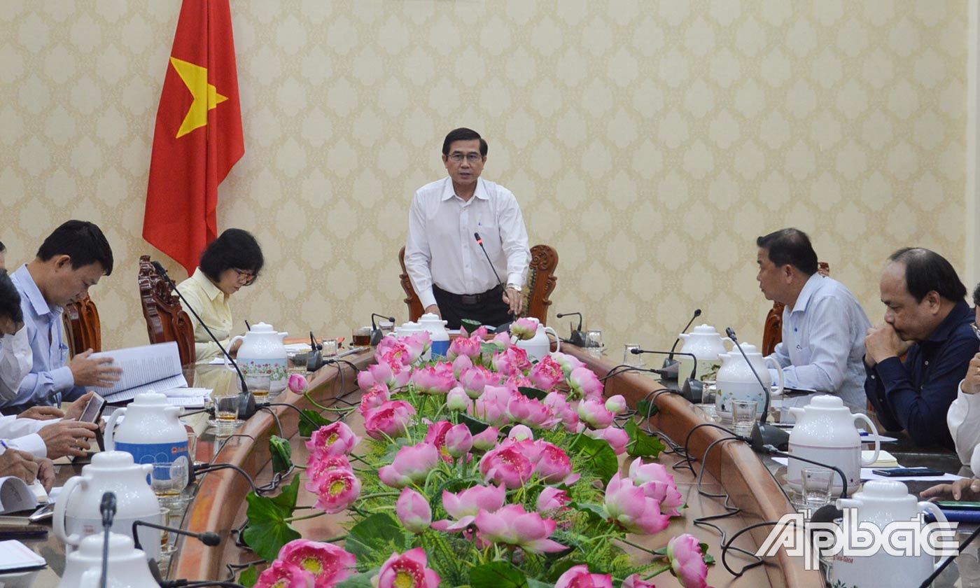 Đồng chí Lê Văn Hưởng phát biểu tại cuộc họp.