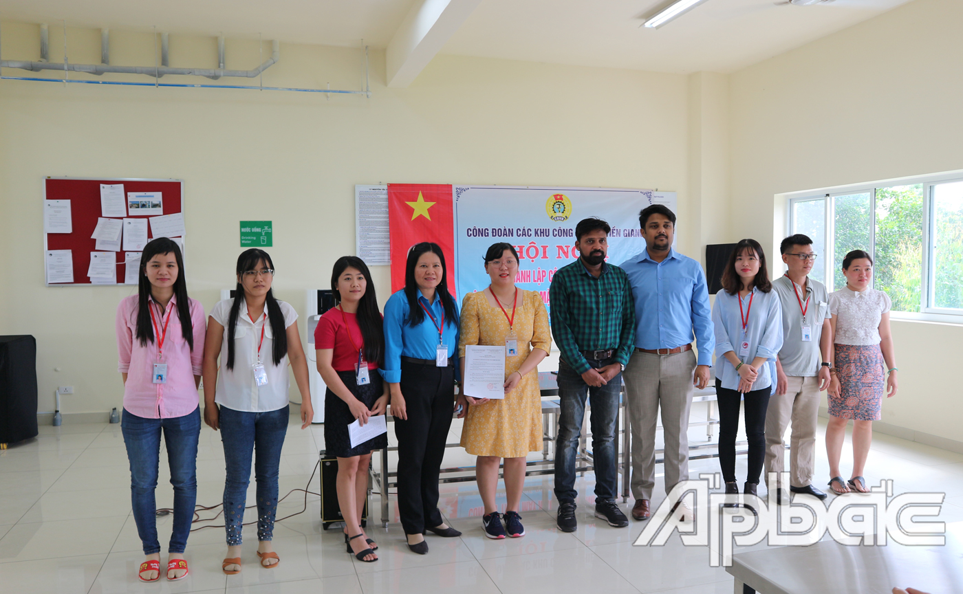 Chủ tịch Công đoàn các Khu công nghiệp Tiền Giang Nguyễn Thị Thùy Dương trao Quyết định đã ôn lại truyền thống 
