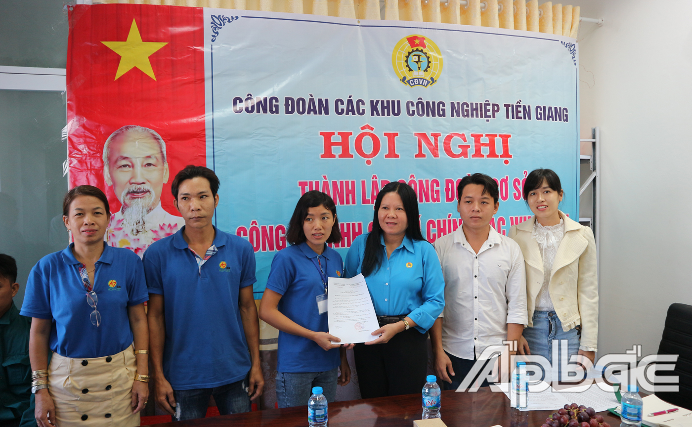 Chủ tịch Công đoàn các Khu công nghiệp Tiền Giang Nguyễn Thị Thùy Dương trao Quyết định đã ôn lại truyền thống 