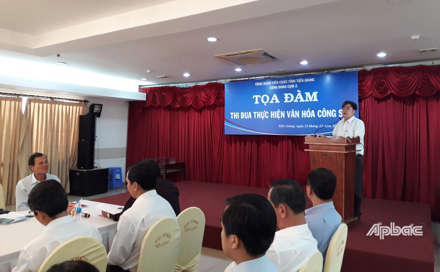 Chủ tịch Công đoàn Viên chức Tiền Giang Đặng Văn Chiến phát biểu tại buổi tọa đàm
