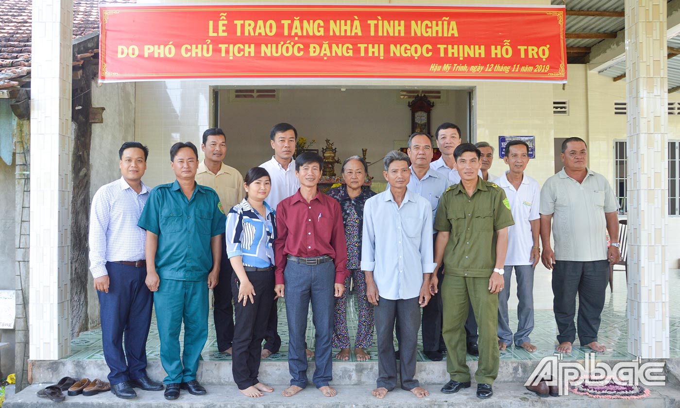 Lễ bàn giao nhà tình nghĩa cho gia đình bà Nguyễn Thị Bé Hai.