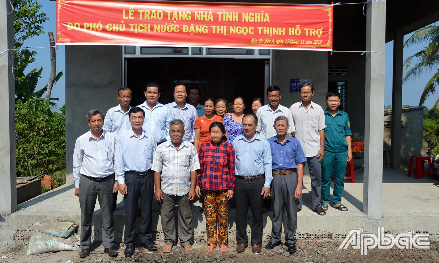 Lễ bàn giao nhà tình nghĩa cho gia đình ông Nguyễn Văn Nhịn.