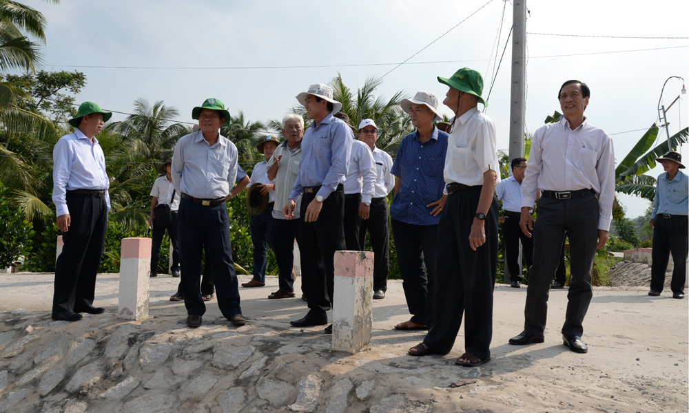 Thăm cầu trên cống ấp 2.