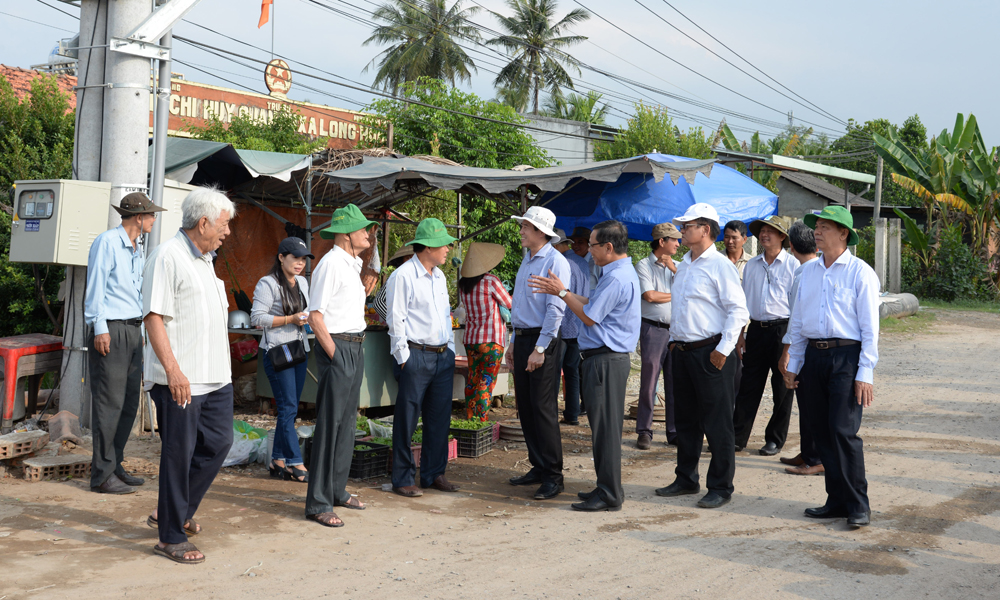 Thăm cầu Long Hưng.